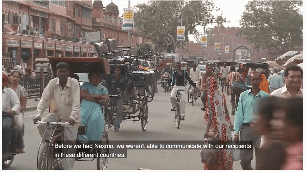 Remitlyのケーススタディビデオを見る People in India riding bikes and carts on the street