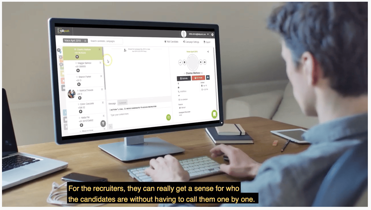 Talkpushのケーススタディビデオを見る Recruiter using Talkpush software looking at computer screen