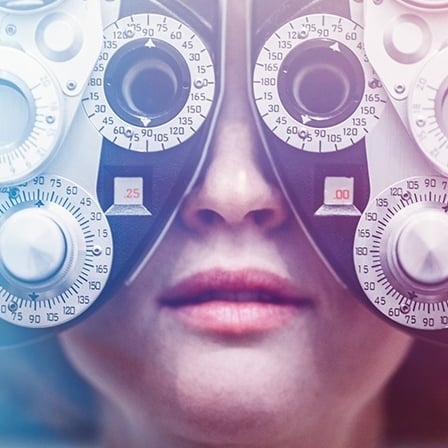 フォロプターを使用して目の検査をする女性。眼科医を描くことも可能。  